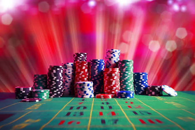 Pilhas de fichas de cassino empilhadas, imagem da TopX