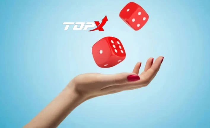 Mão com dados vermelhos no ar e o logotipo da TopX sobre fundo azul claro